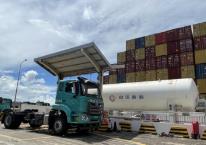 深圳新能源大铲湾码头24辆新购LNG集装箱拖车提供加注服务